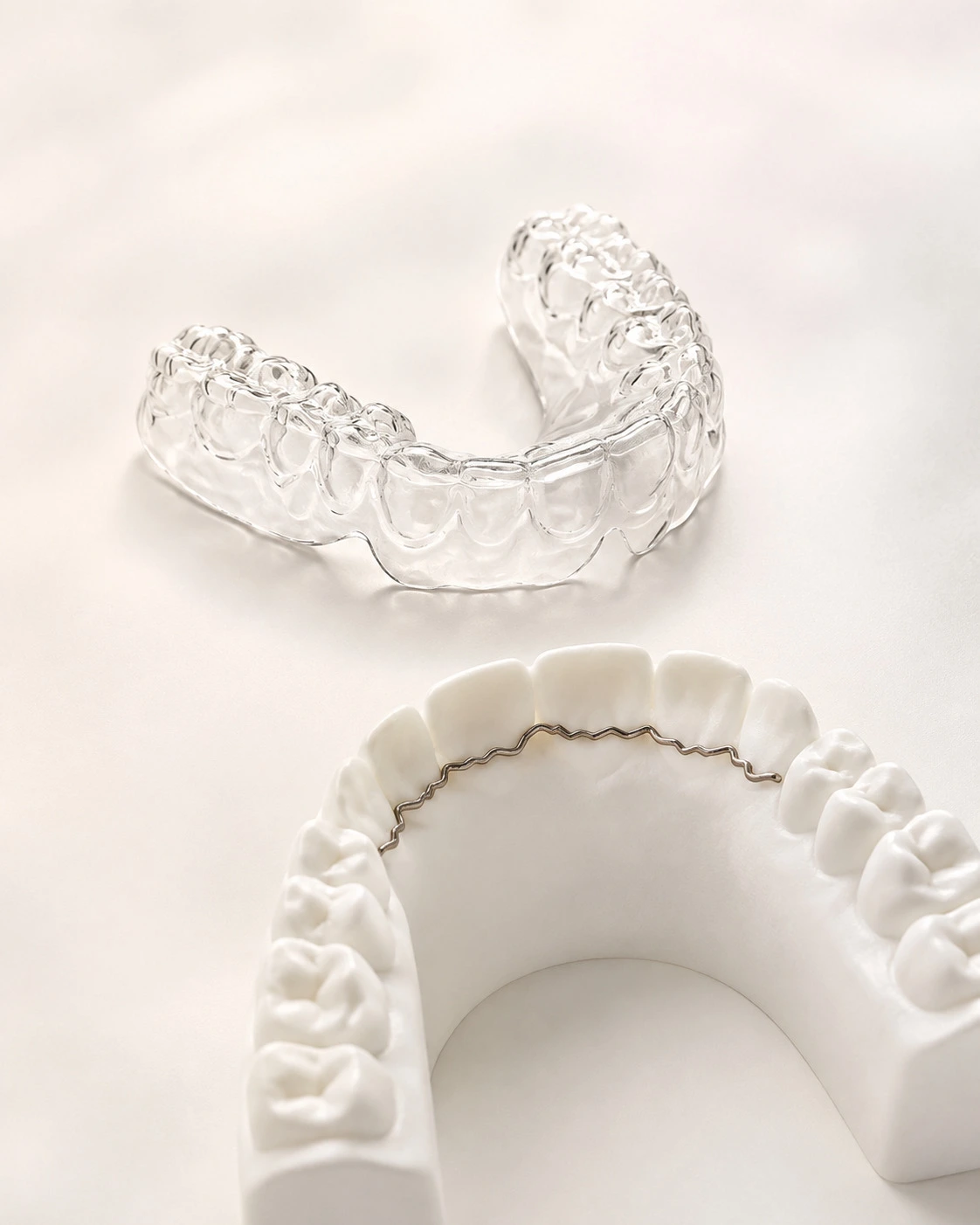 Kivehető és fix retainer megoldások fogszabályozás után